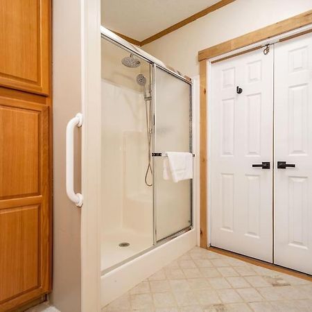 *Entire House • Sleeps 9 • Hot Tub • Pets Welcome* McHenry Dış mekan fotoğraf