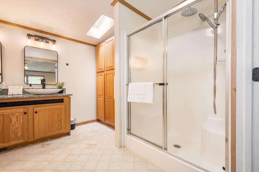 *Entire House • Sleeps 9 • Hot Tub • Pets Welcome* McHenry Dış mekan fotoğraf